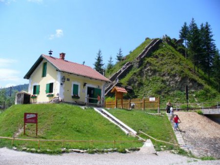 GYIMESBÜKK - A régi határőrház és a Rákóczi-vár